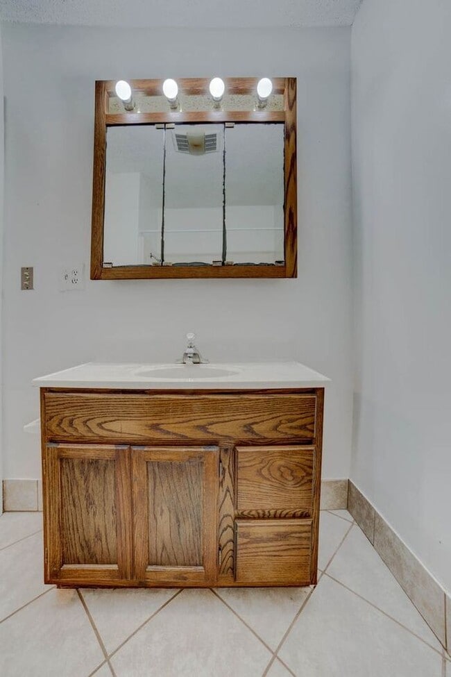Building Photo - Spacious 2 Bed + Flex Space – Perfect Room...