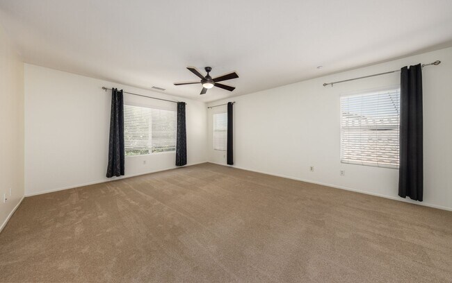 Building Photo - Spacious 3-bedroom with a Loft in Mission ...