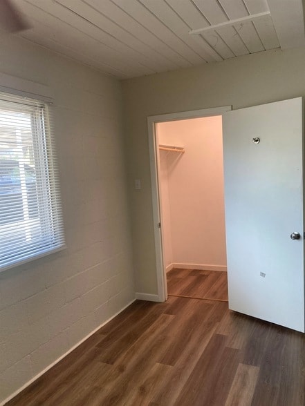 Building Photo - 1635 River Oaks Dr