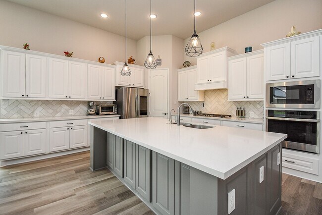 Building Photo - 28903 Creekside Bend Dr