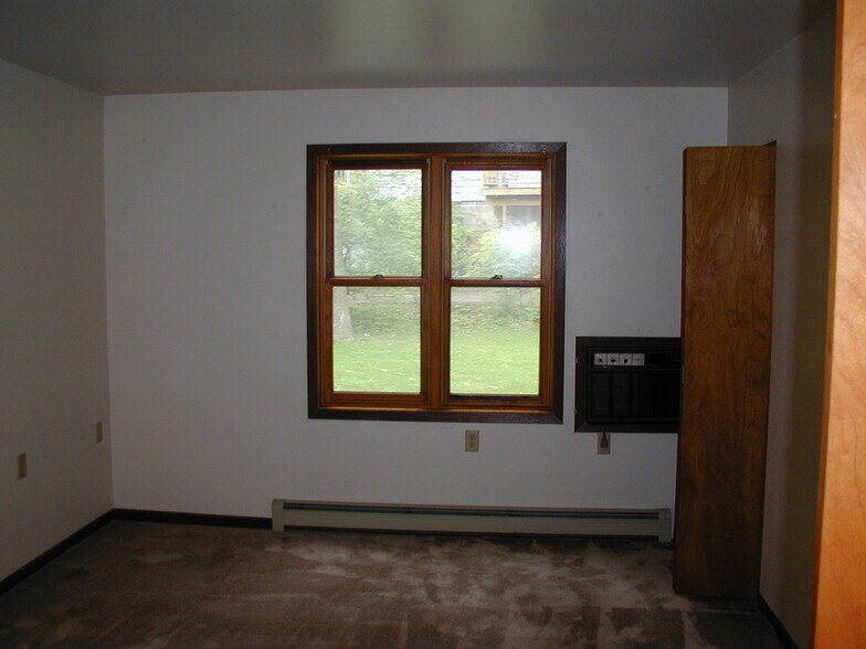 Building Photo - 1729 N High Point Rd