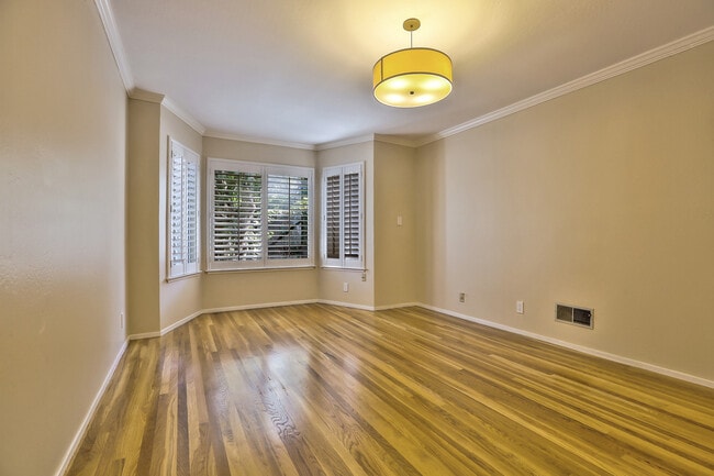Building Photo - Spacious Two Bedroom Condo in Potrero Hill...