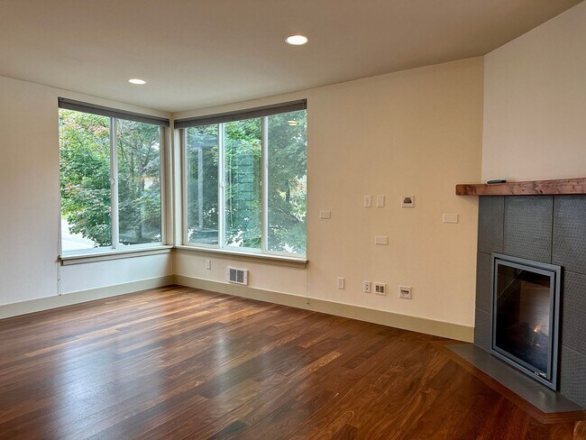 Building Photo - Enjoy pets and parking at this ideal townh...