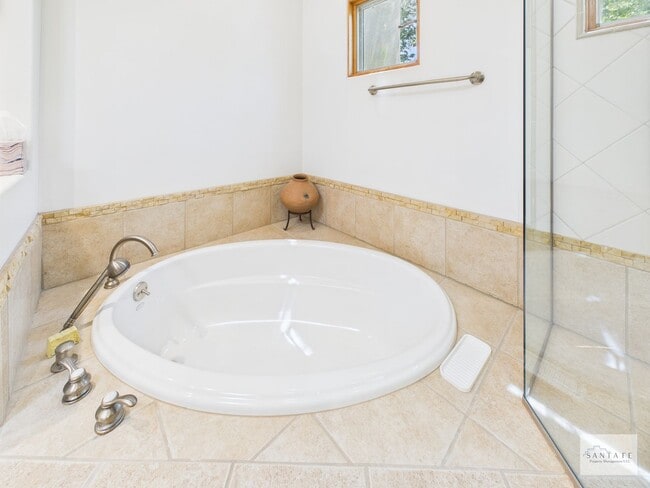 Building Photo - Beautifully Done Custom Built Townhouse wi...