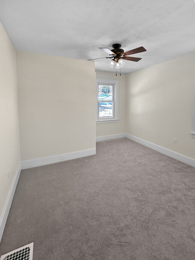 Building Photo - Welcome to this charming 2-bedroom, 1-bathroom home located in the heart of Crescent Township, PA