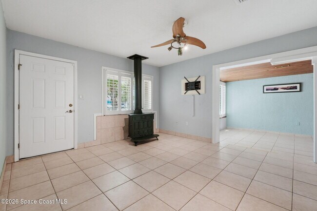 Building Photo - 394 Royal Palm Dr