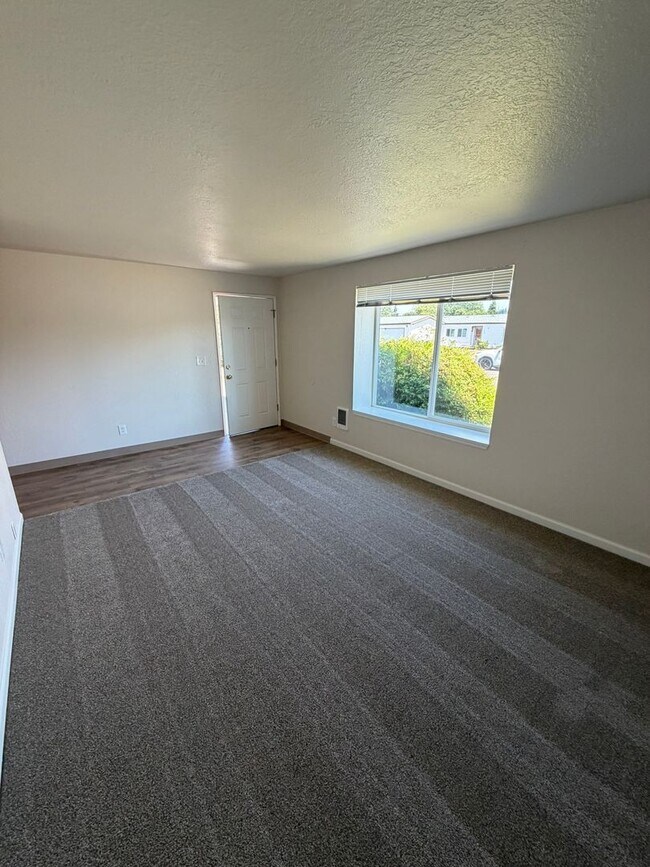 Building Photo - Charming 2 Bedroom Duplex With Fenced Yard In Quiet Neighborhood!