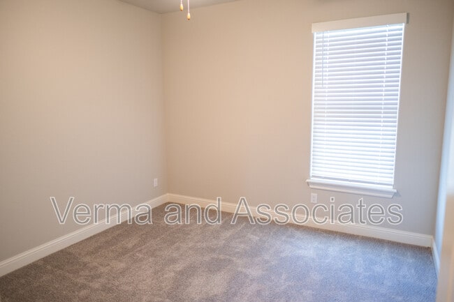 Building Photo - 940 E Skyline Lp