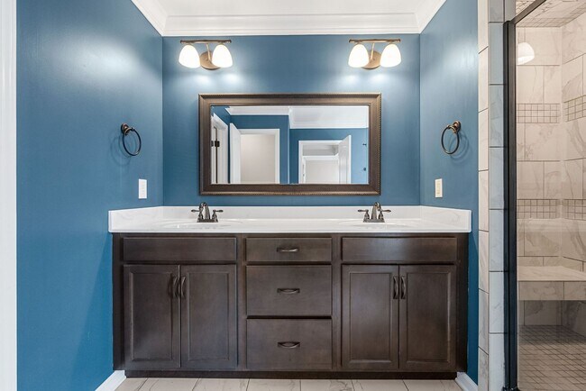 Building Photo - Pet Friendly Four Bedroom!
