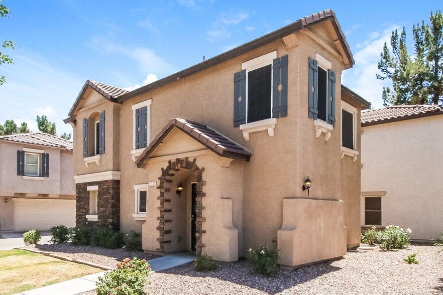 Building Photo - 2121 E Huntington Dr