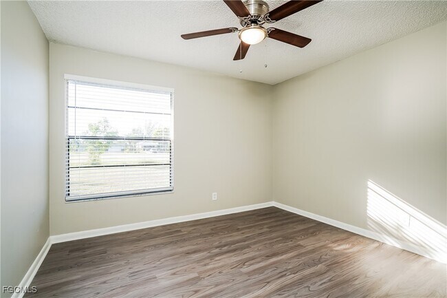 Building Photo - 220 SE 27th Terrace