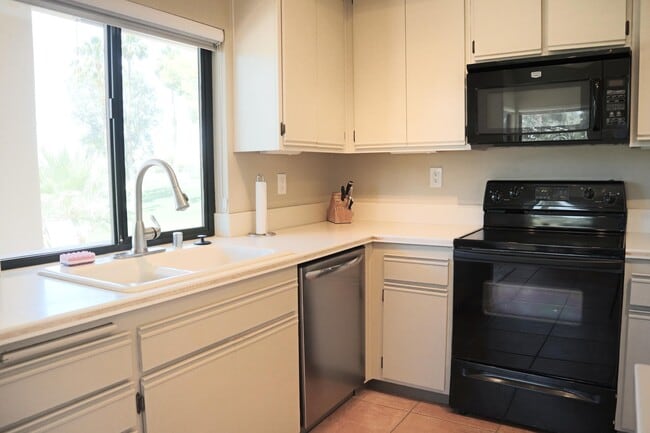 Building Photo - 29017 W Natoma Dr