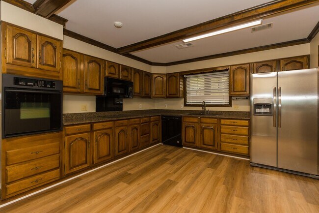 Building Photo - 4 Bed 2.5 bath