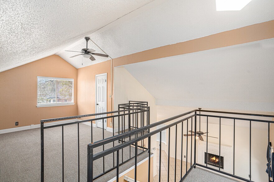 Building Photo - 14925 Moss Gln