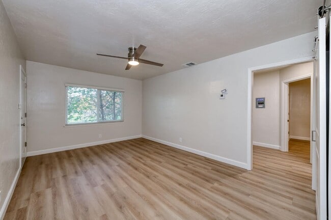 Building Photo - 326 E Dudley Ave