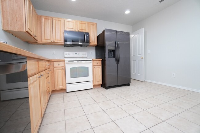 Building Photo - 16274 Silver Creek Ave