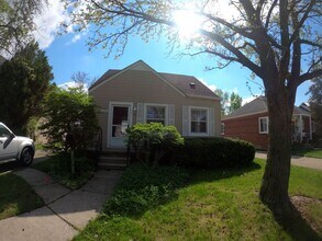 Building Photo - 3 bed 2 bath Berkley bungalow with garage ...