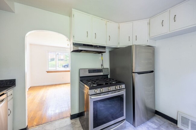 Building Photo - Spacious 4-Bedroom Home with Garage and Yard - Section 8 Approved!!