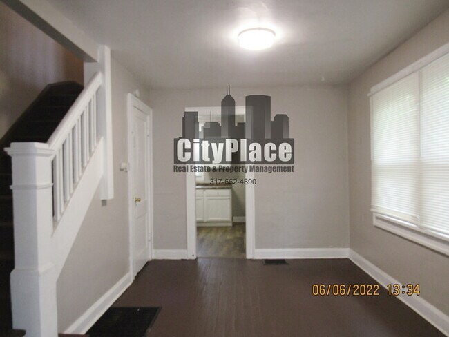 Building Photo - *Move in Special* 925 N Gladstone Ave. Ind...