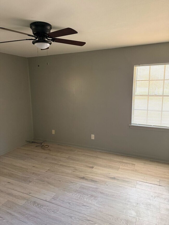 Building Photo - 3 Bed 2 Bath - Nice House in South Jackson on McDowell