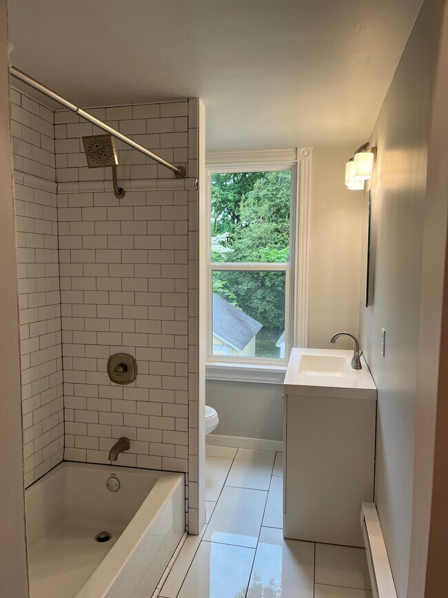 Building Photo - 6 E Oak Ave