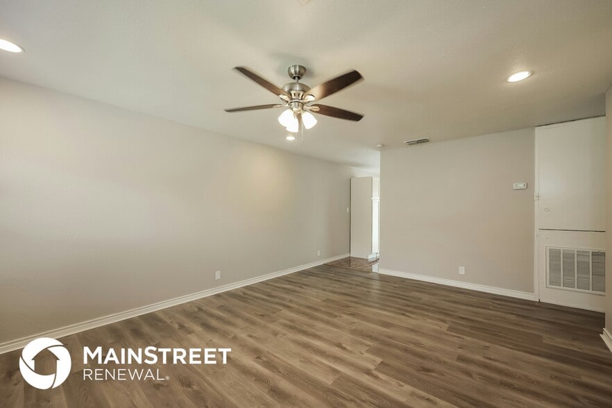 Building Photo - 6606 Gallery Oak St