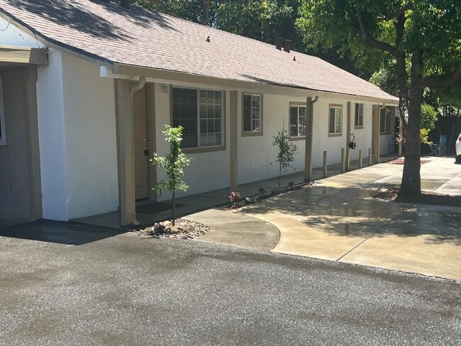 Building Photo - Absolutely ADORABLE/Spacious 2/2 Duplex!  ...
