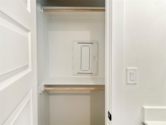 Building Photo - 6107 Begonia Cir