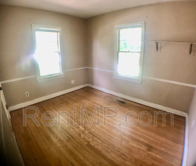 Building Photo - 909 Douglas St