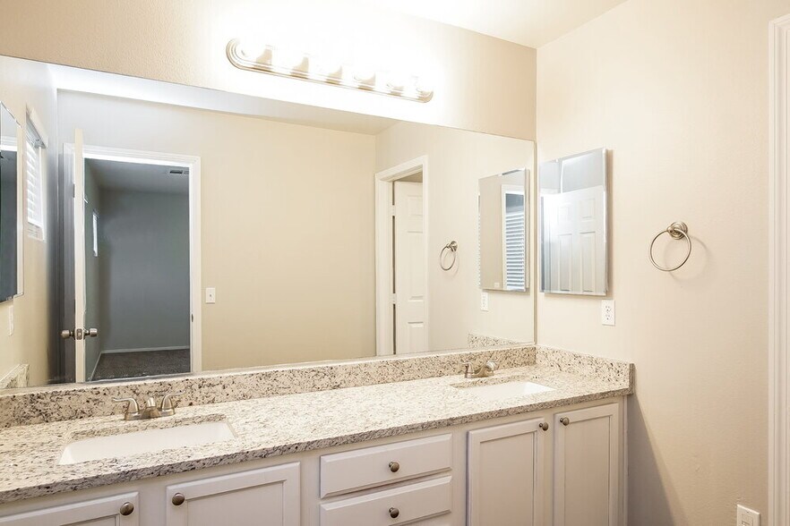 Building Photo - 245 Vertigo Tulip Ct