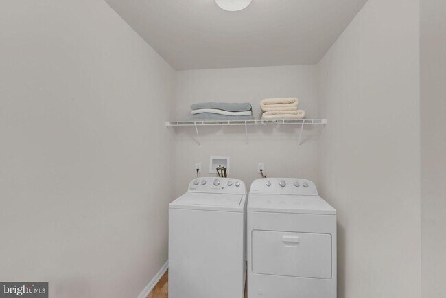 Building Photo - 29 Beachwood Dr
