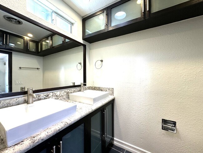 Building Photo - North Park/Hillcrest- Modern and Spacious 2 Bedroom with 2 Car Garage, Washer/Dryer and AC.