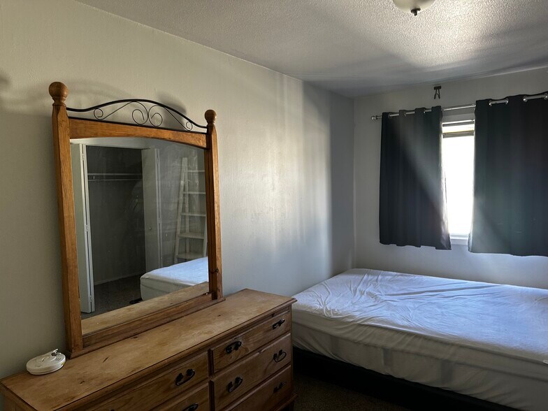 Queen size bed with mattress protector - 3024 Ross Dr