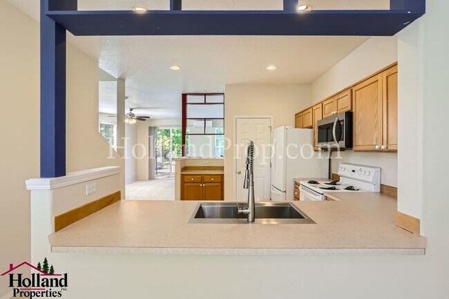 Building Photo - Beautiful End-Unit Townhome with 3 Bedrooms, 3 Full Baths & Private Outdoor Living