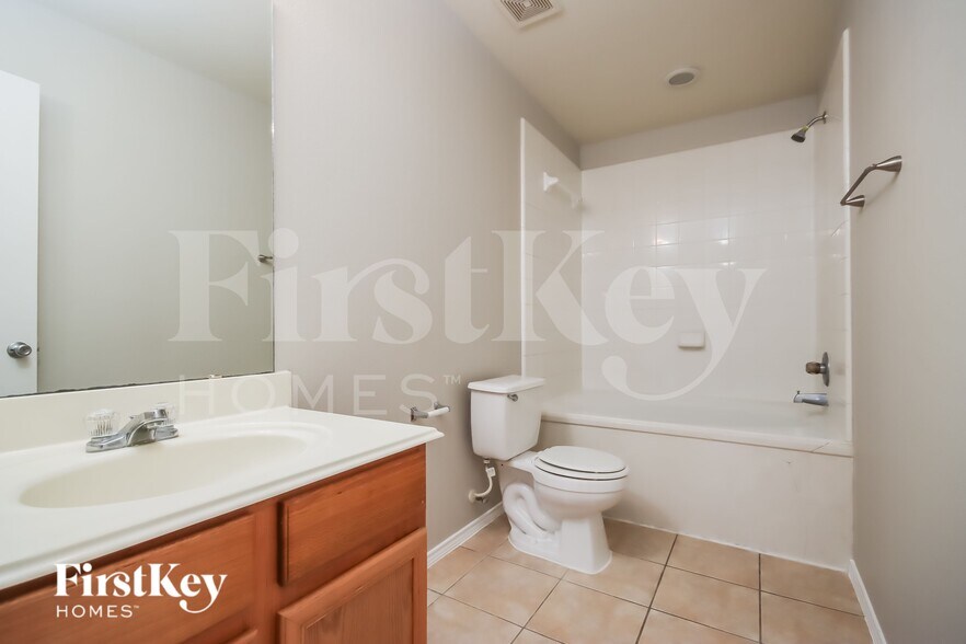 Building Photo - 6523 Fairbrook Park Ln