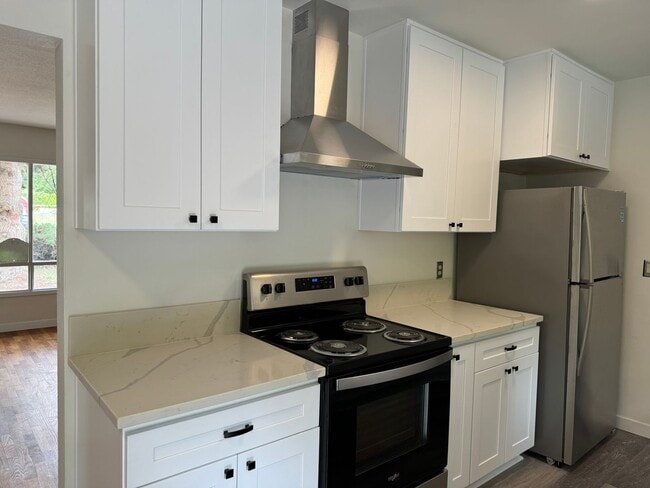 Building Photo - Beautiful 3 bedroom 1.5 bath house with a huge yard!