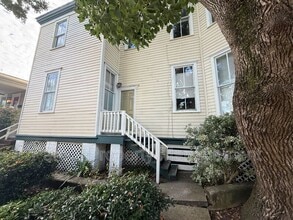 Building Photo - 402 E Park Ave