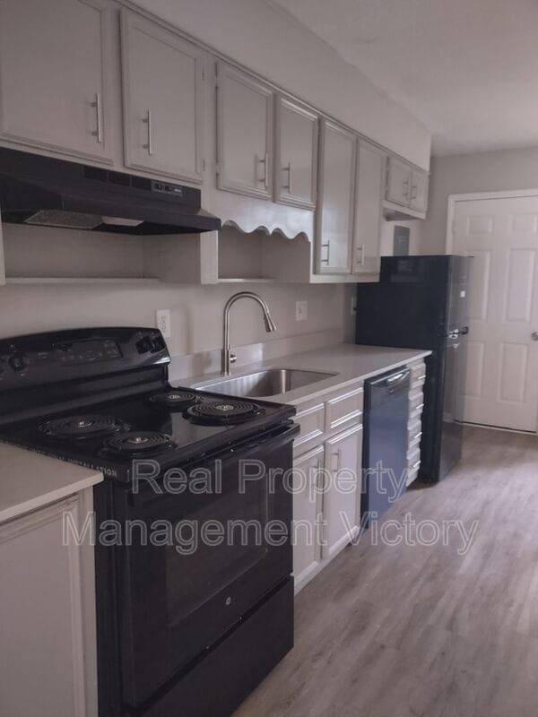 Building Photo - 180 Saturn Ln