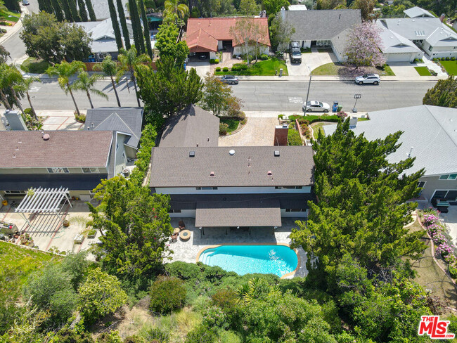 Building Photo - 4220 Towhee Dr