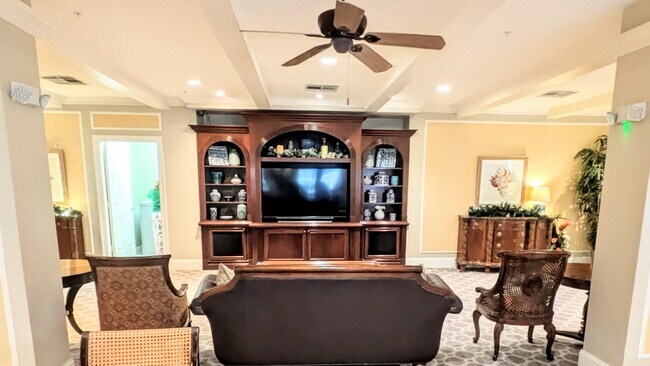 Building Photo - Annual 2/2 condo in luxury building downtown Sarasota!