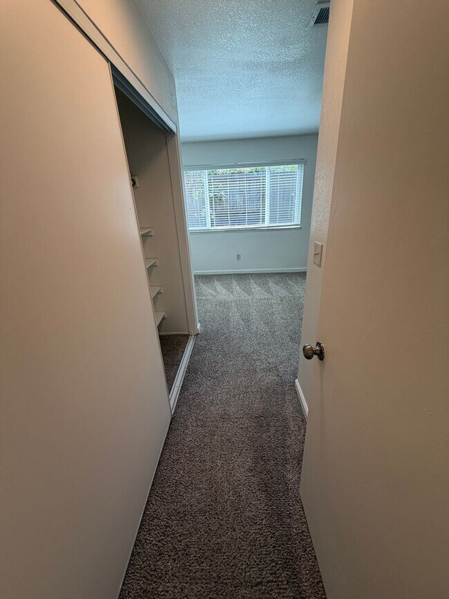 Building Photo - 4 Bed / 2 Bath | Rosemont Single Family Home Available