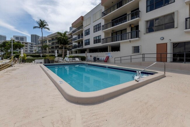 Building Photo - 200 Golden Isles Dr