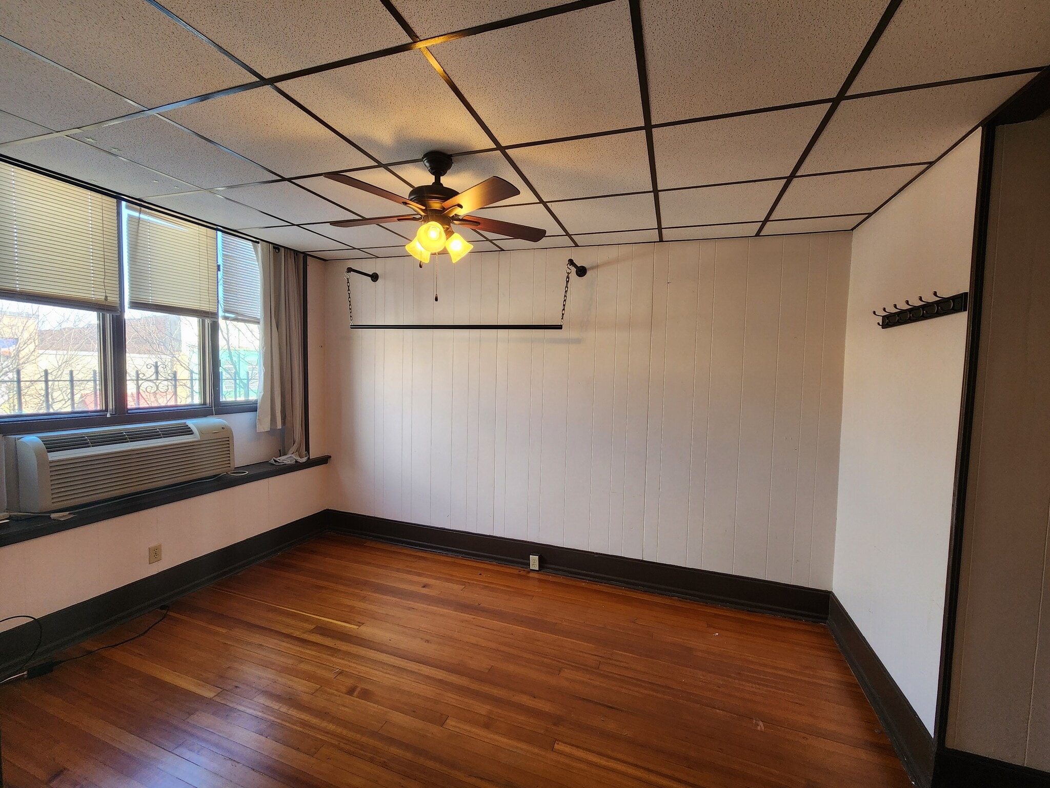 Building Photo - 321 N Main St