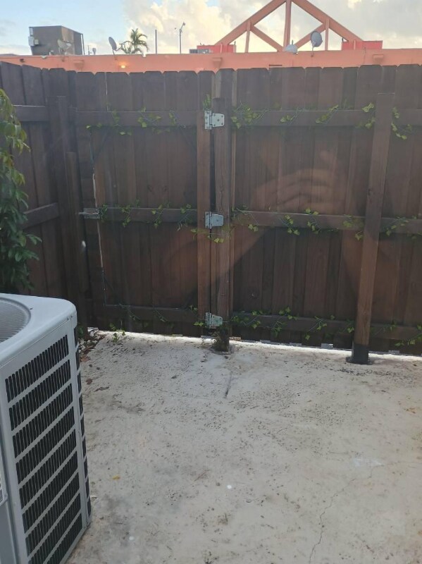 Building Photo - 1510 NE 50th Ct