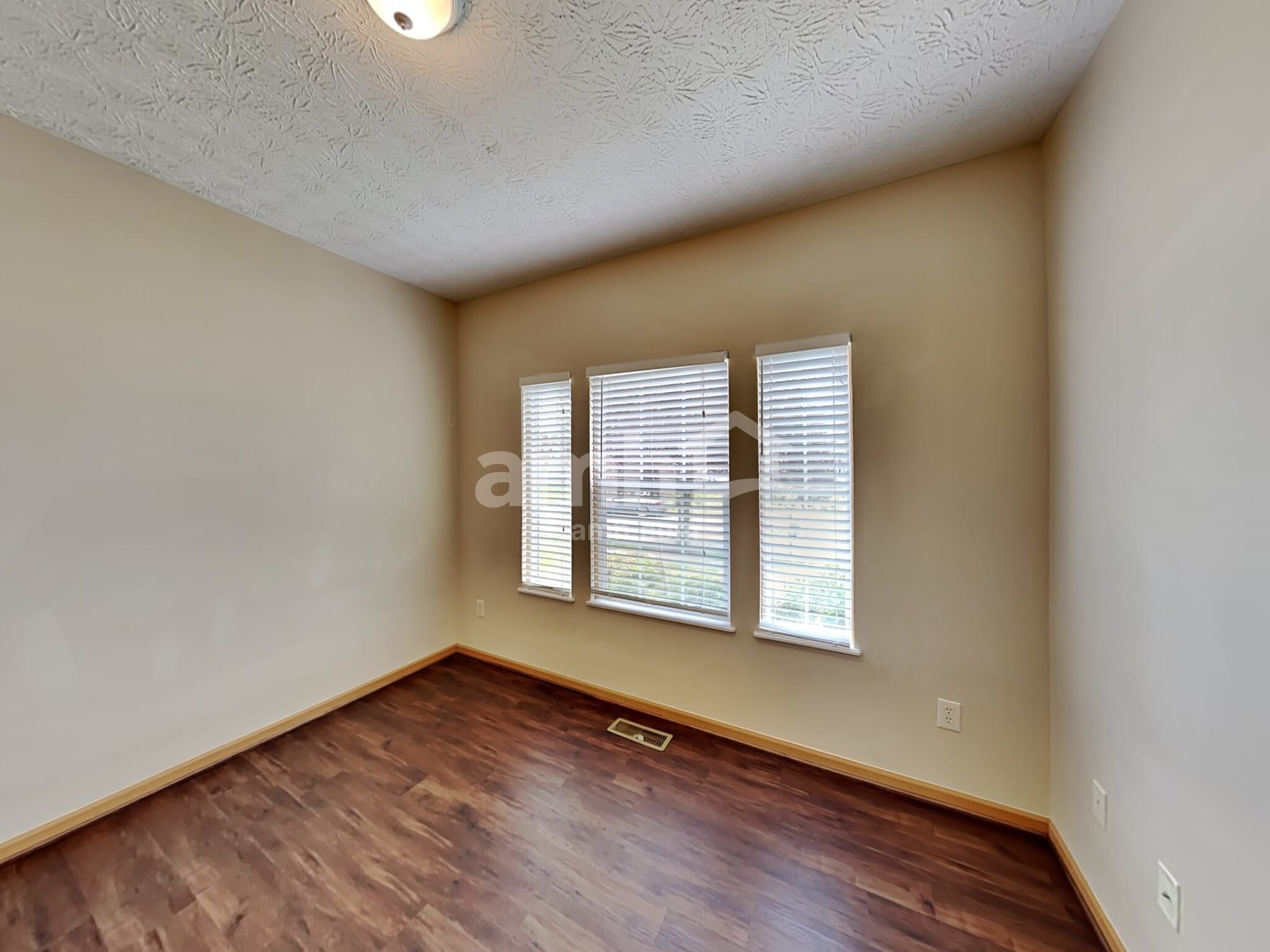Building Photo - 1468 E Quail Run Dr