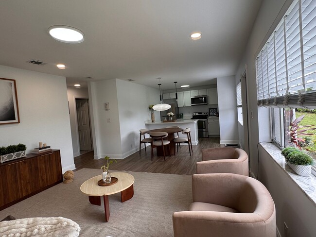 Building Photo - 1ST Floor - No Stairs - Brand New with Gar...