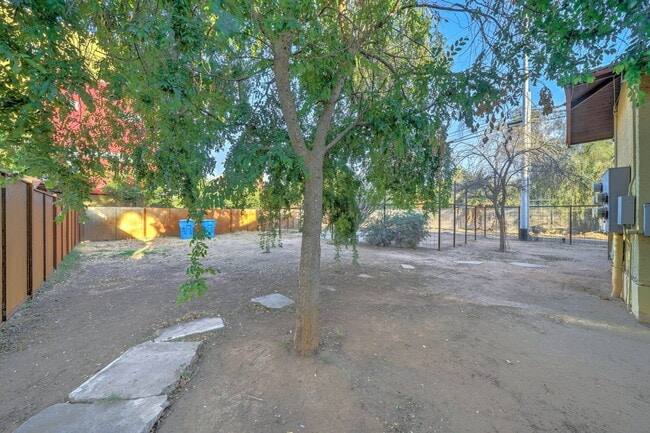 Building Photo - 1121 N 5th St