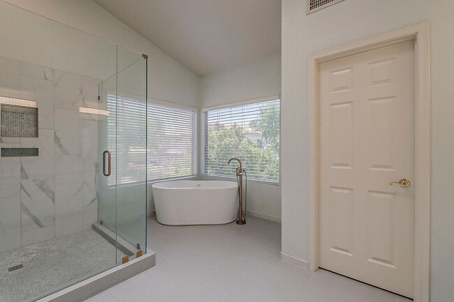 Building Photo - Welcome to your private Oasis!!