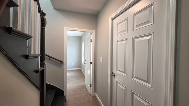 Building Photo - 31 Hicks St