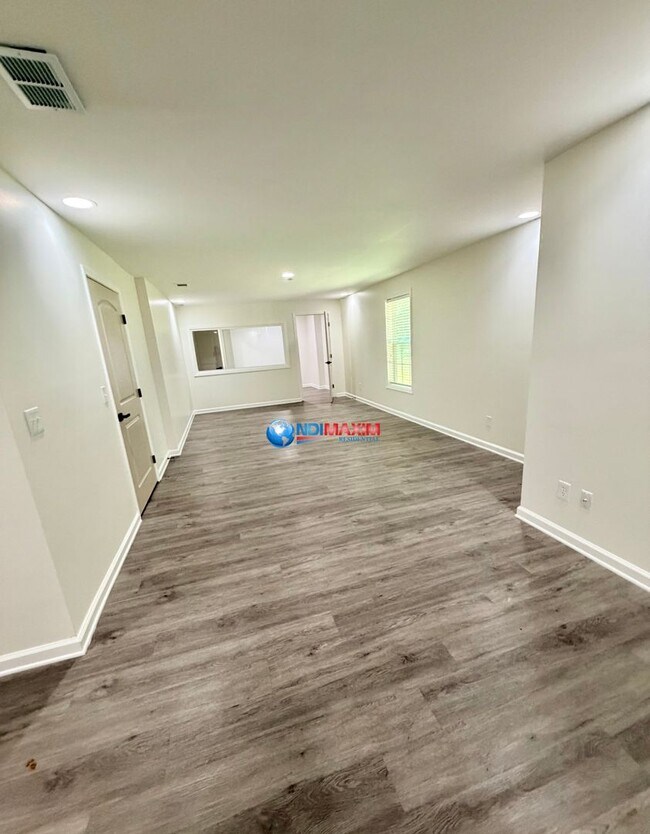 Building Photo - Spacious RENOVATED house with full walk-out basement in Jonesboro